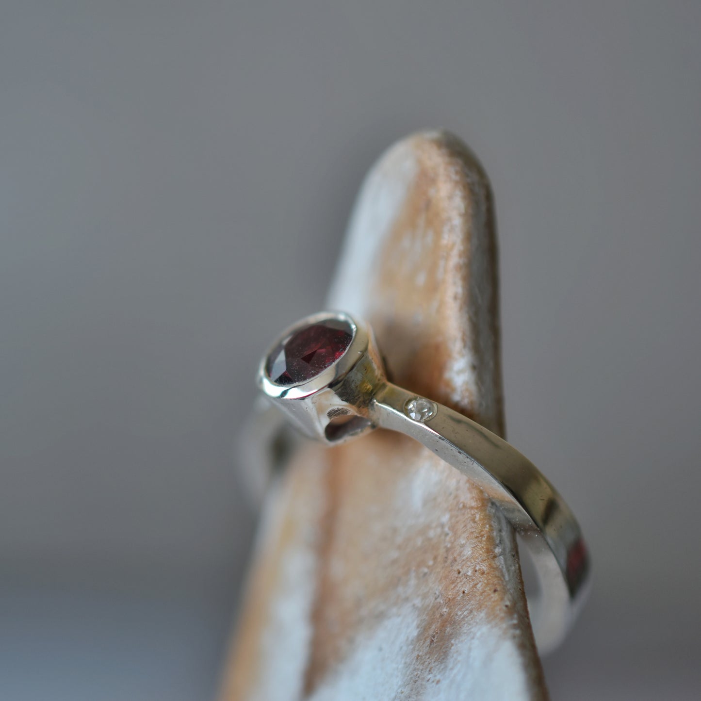 Anillo granate y zafiros