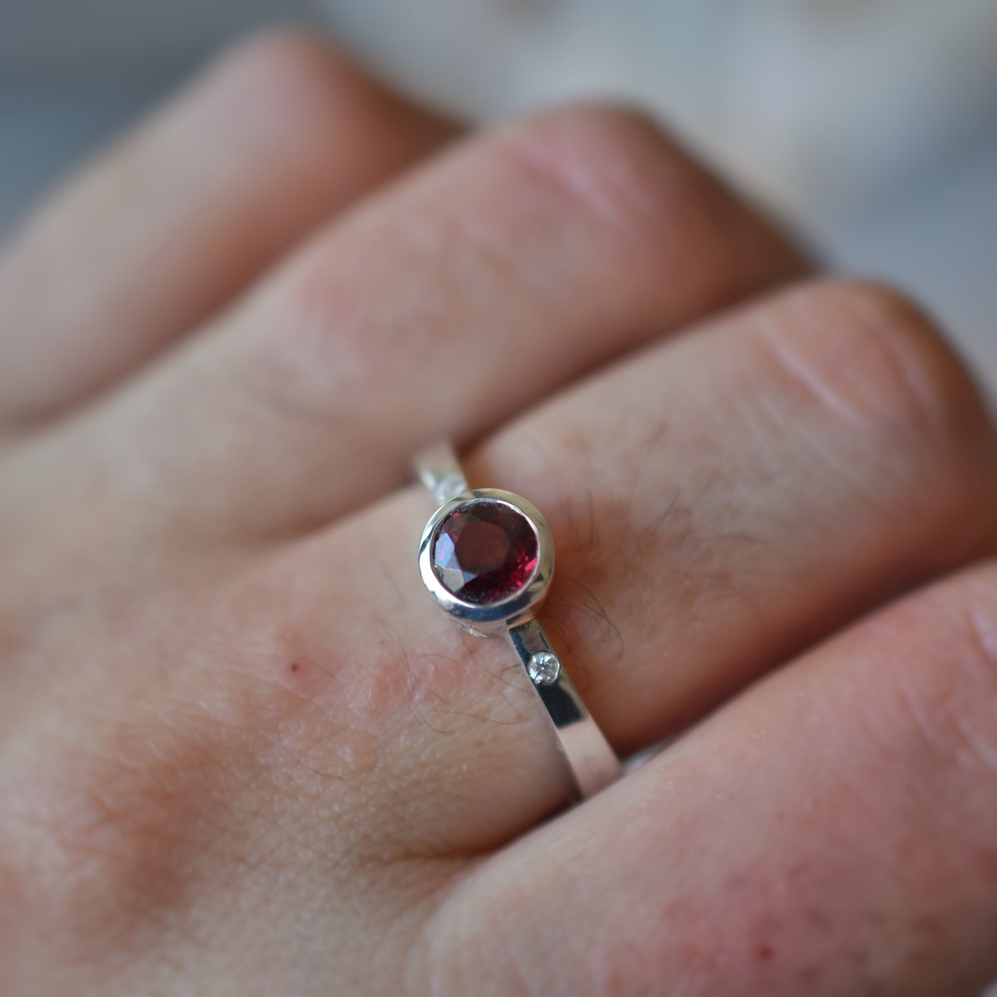 Anillo granate y zafiros