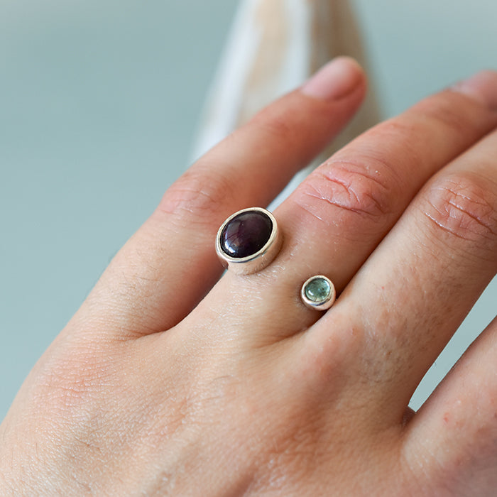 Anillo raiz rubi y turmalina celeste