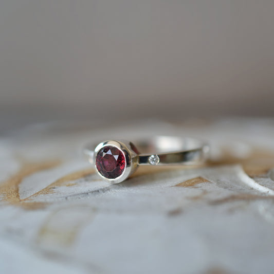 Anillo granate y zafiros