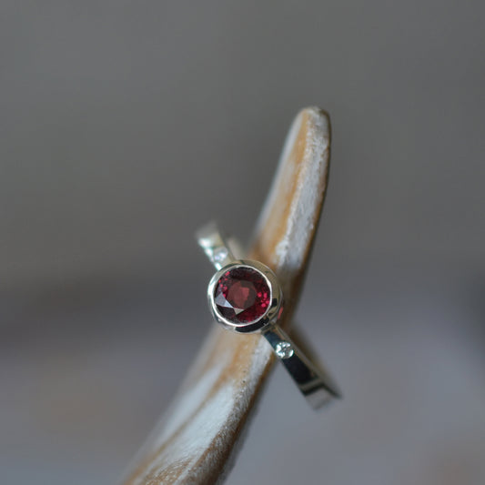 Anillo granate y zafiros